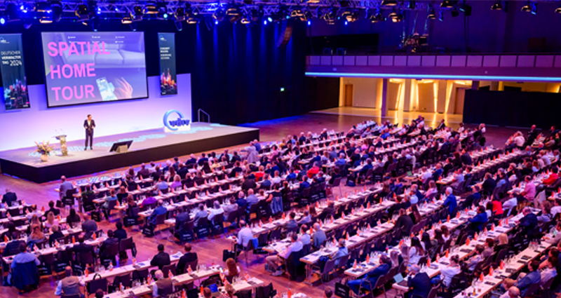 Eröffnung VDIV Deutscher Verwaltertag Immobilienverwalter Kongress Bühne mit Rednerin