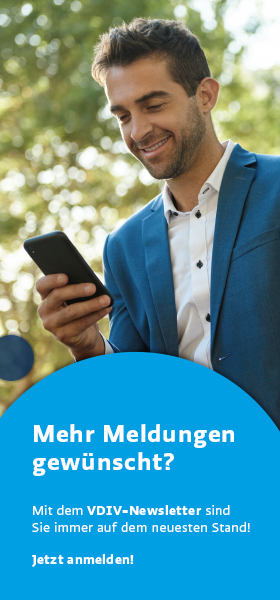 Immobilienverwalter liest Publikation des VDIV Deutschland auf seinem Smartphone