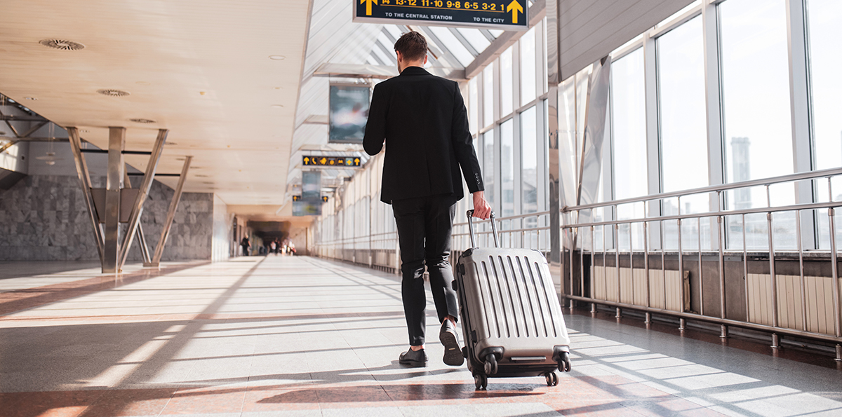 Immobilienverwalter mit Koffer bei Fortbildung Reise des VDIV Deutschland