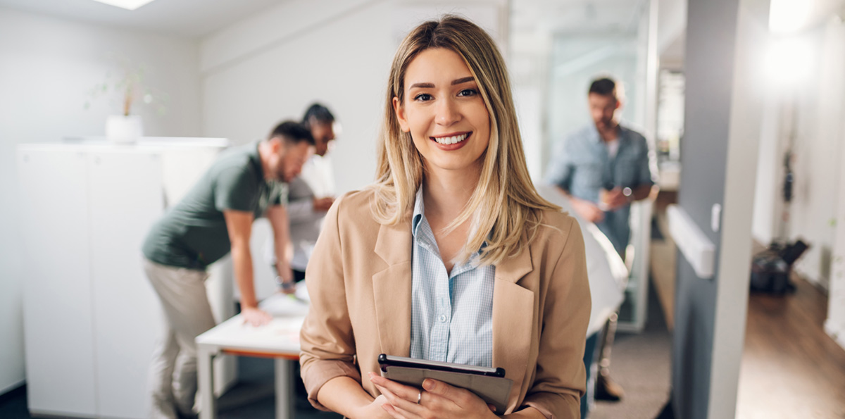 Junge Immobilienverwalterin freut sich über Stipendien Gewinn des VDIV