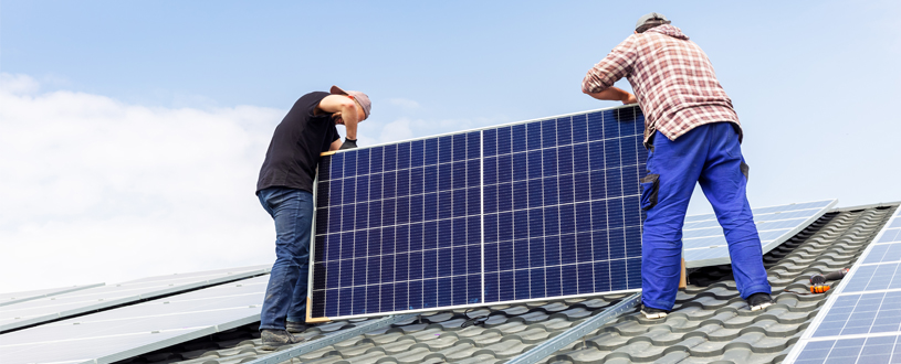 Photovoltaik Solardach für Erneuerbare Energien wird auf Mehrfamilienhaus montiert