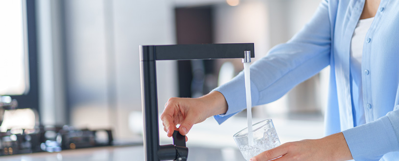 Immobilienverwalter mit Leitungswasser