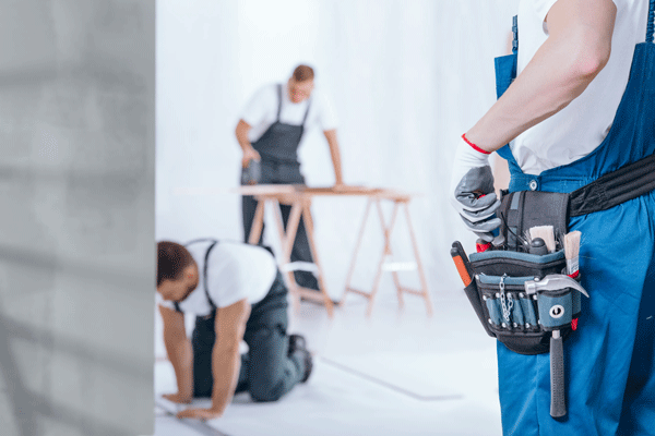 Handwerker bei der Energetischen Sanierung eines Mehrfamilienhauses