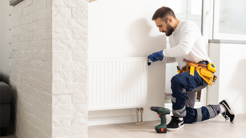 Handwerker bei der Heizungsmontage