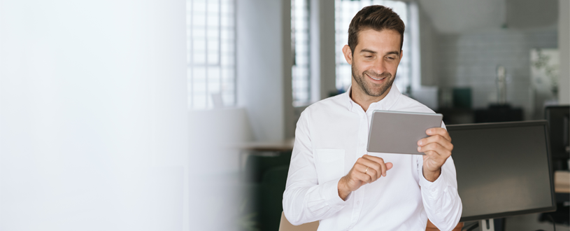 Immobilienverwalter liest des Newsletter des VDIV auf seinem Mobilgerät