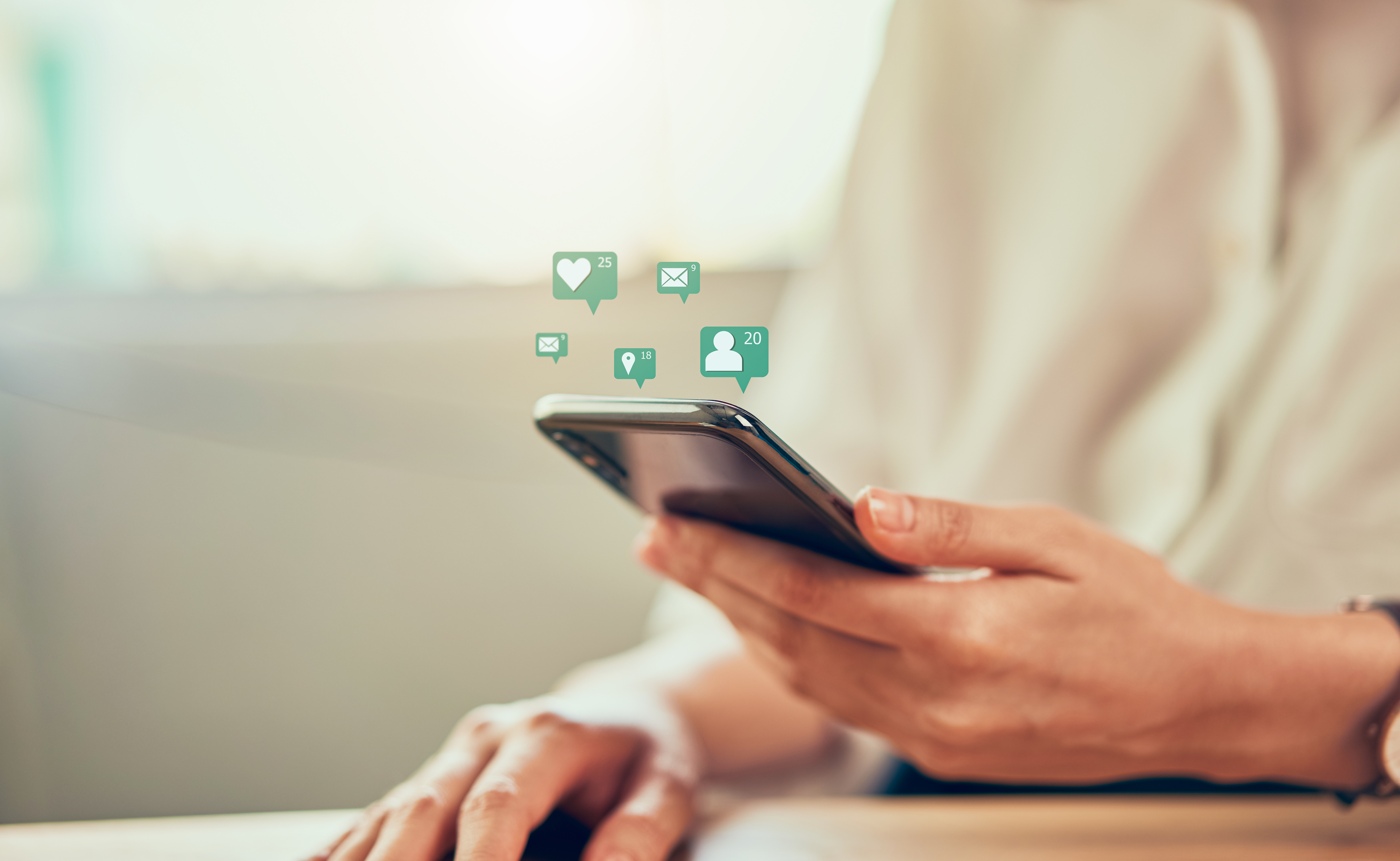 Immobilienverwalter liest den Newsletter des VDIV Deutschland auf seinem Smartphone