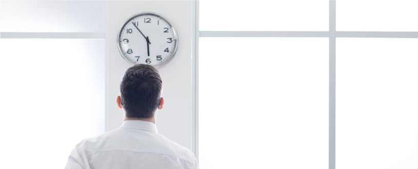 Symbolbild für Arbeitszeit von Immobilienverwaltern mit Uhr