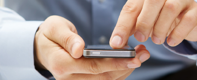 Immobilienverwalter bei der Berechnung der Kosten auf seinem Handy 